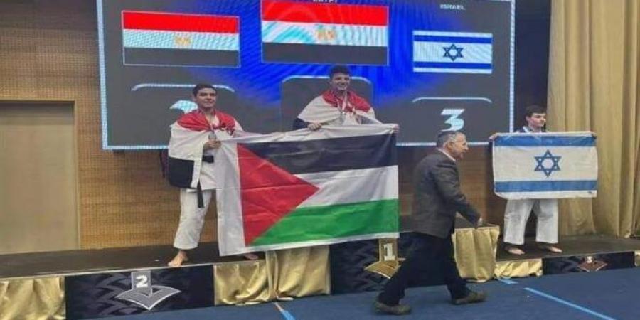 شباب مصر يرفعون علم فلسطين ببطولة العالم.. بعد تتويجهم بالمركزين الأول والثاني