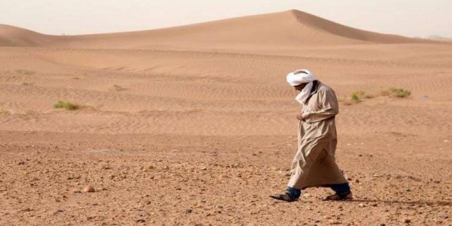قصة رجل حديث الزواج يترك زوجته شهر حيث يعمل في الصحراء