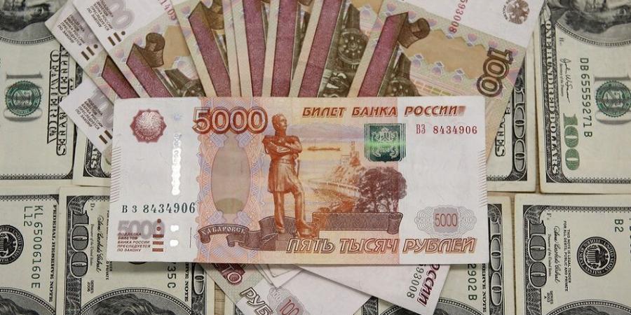 عبر مصر وقطر والإمارات.. روسيا توجه ضربة قوية للدولار الأمريكي