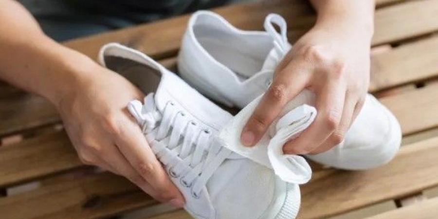 طريقة فعالة لتنظيف الأحذية القماشية.. ستبدو كالجديدة 