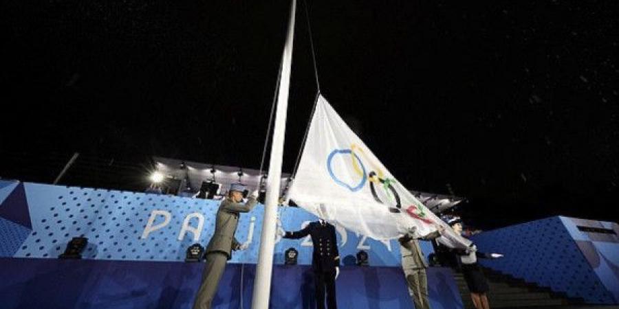 فضيحة.. فرنسا ترفع علم الأولمبياد معكوساً في الافتتاح